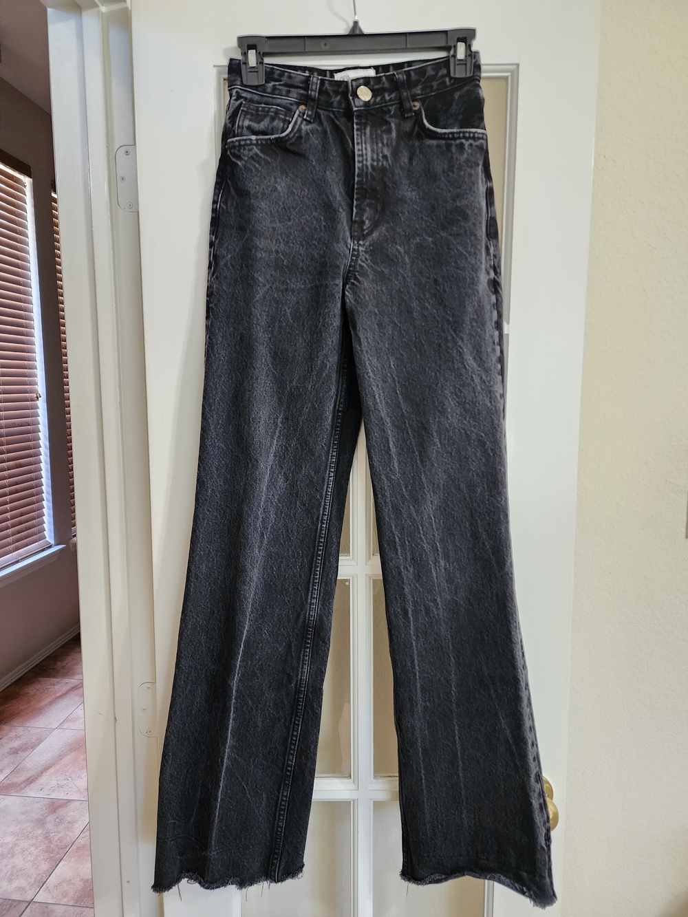Zara High Rise Wide Leg Black Wash Raw Hem Jeans Size 2